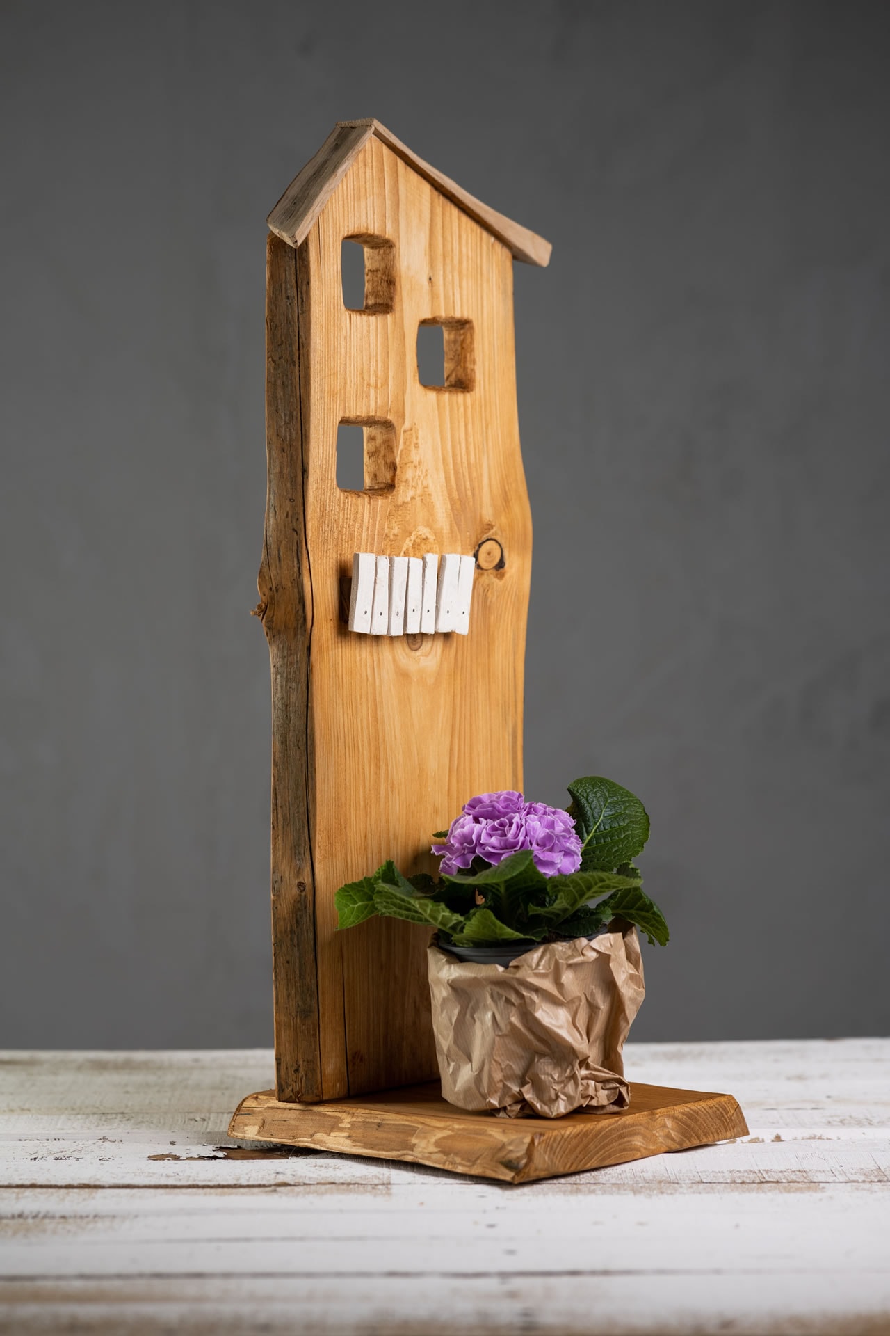 Holzstele "Haus mit Balkon" Erlebnisbauernhof Menden Sauerland